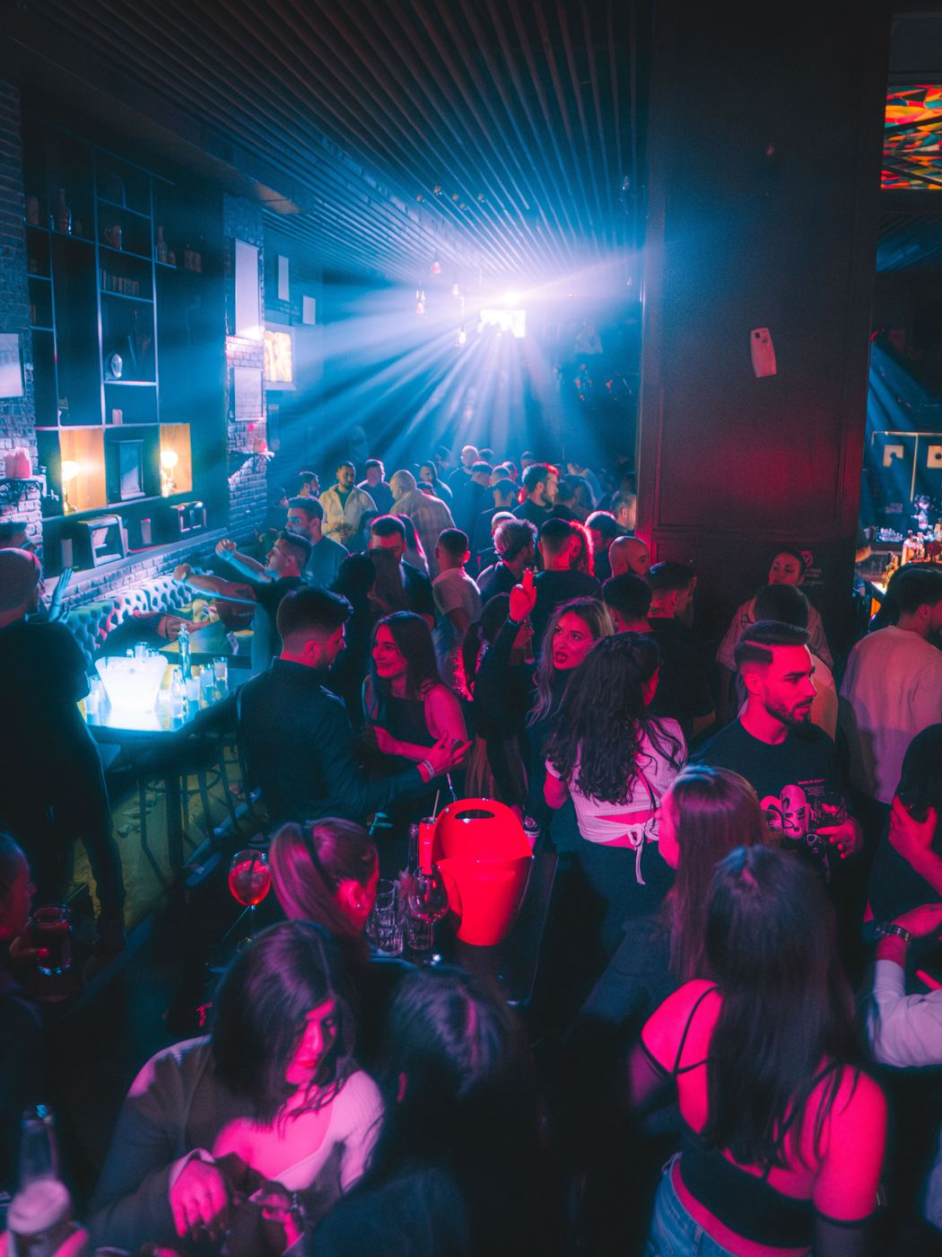 Vista general de un bar lleno de gente por la noche