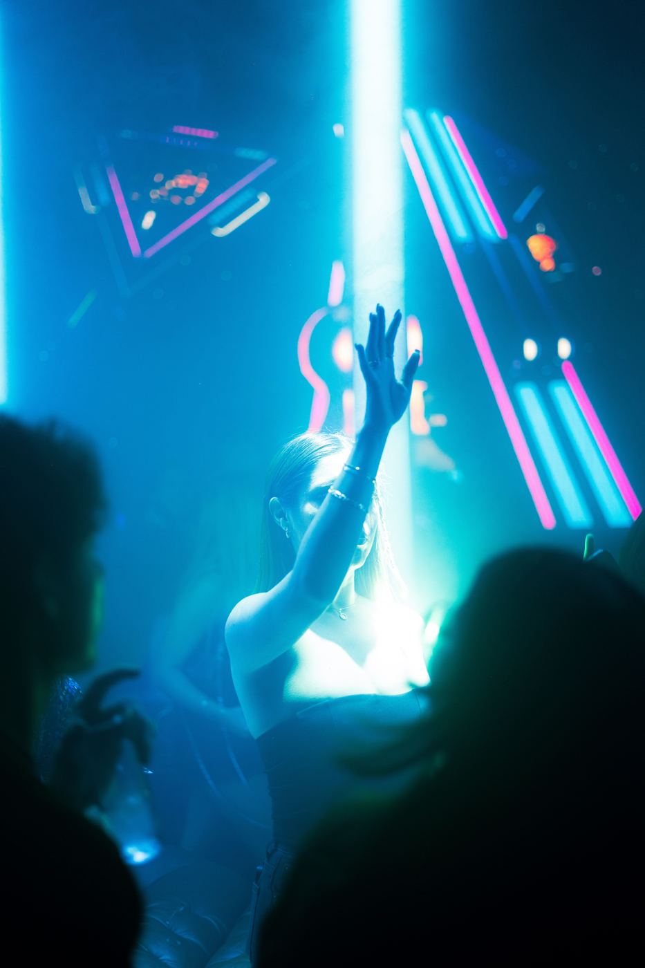 Cliente disfrutando la noche en un venue con luces de neón