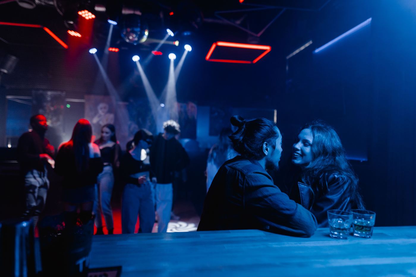 Pareja disfrutando la barra de un venue por la noche