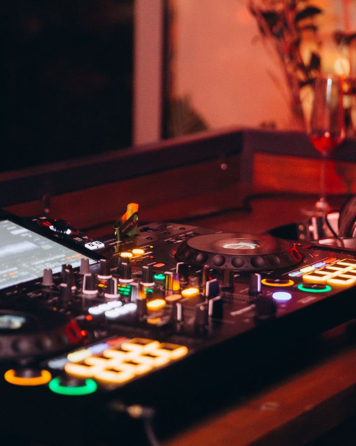 Consola de DJ con luces encendida en plena sesión